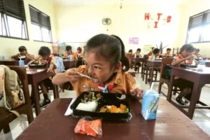 makan siang gratis.jpg 696x464