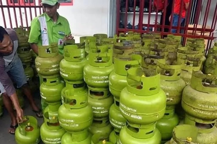 Adik dari seorang Ibu di Pamulang ceritakan kronologi meninggalnya sang kakak akibat kelelahan setelah mengantre membeli gas LPG 3 kg 3926238656