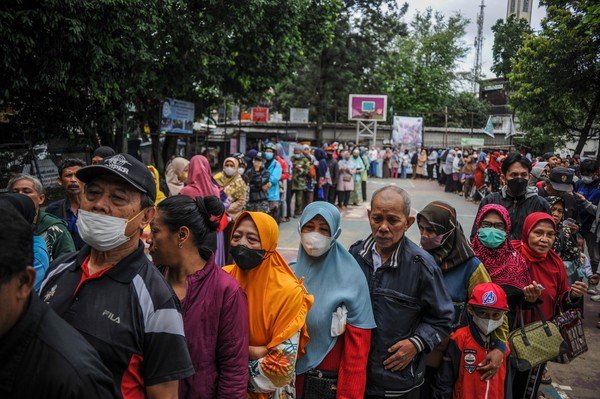 mengular-panjang-begini-antrean-operasi-pasar-beras-murah-di-bandung