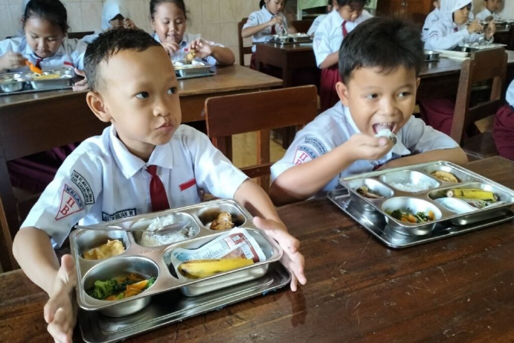 para siswa sd n 02 malangjiwan saat menikmati menu makanan d c9jf