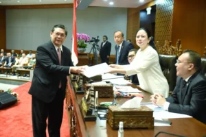 Ketua_Komisi_I_DPR_RI__Utut_Adianto__saat_menyerahkan_laporan_usai_disahkannya_Rancangan_Undang-Unda20250320124555-696x464