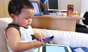 anak kecil bermain gadget