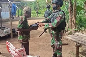 prajurit-tni-berbagi-sembako-kepada-warga-papua-foto-antar-39