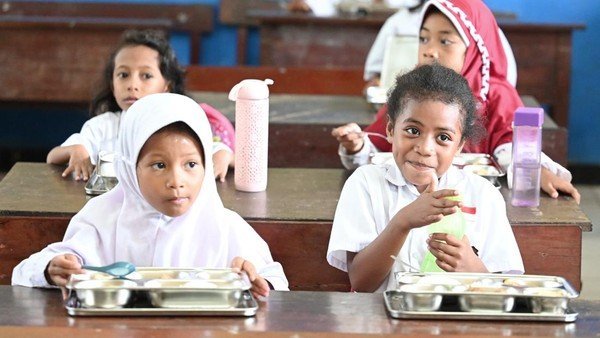pelaksanaan-program-makan-bergizi-gratis-mbg-kini-telah-merambah-hingga-sorong-papua-barat-daya-sayur-kangkung-jadi-menu-favor_169