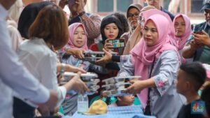warga-menyantap-hidangan-makan-bergizi-gratis-mbg-di-kawasan-ciracas-jakarta-jumat-1012025-pemerintah-memulai-program-mbg-untu-1