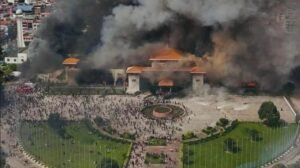 GEDUNG-DIBAKAR-Demonstrasi-di-Nepal-sejumlah-gedung-dibakar