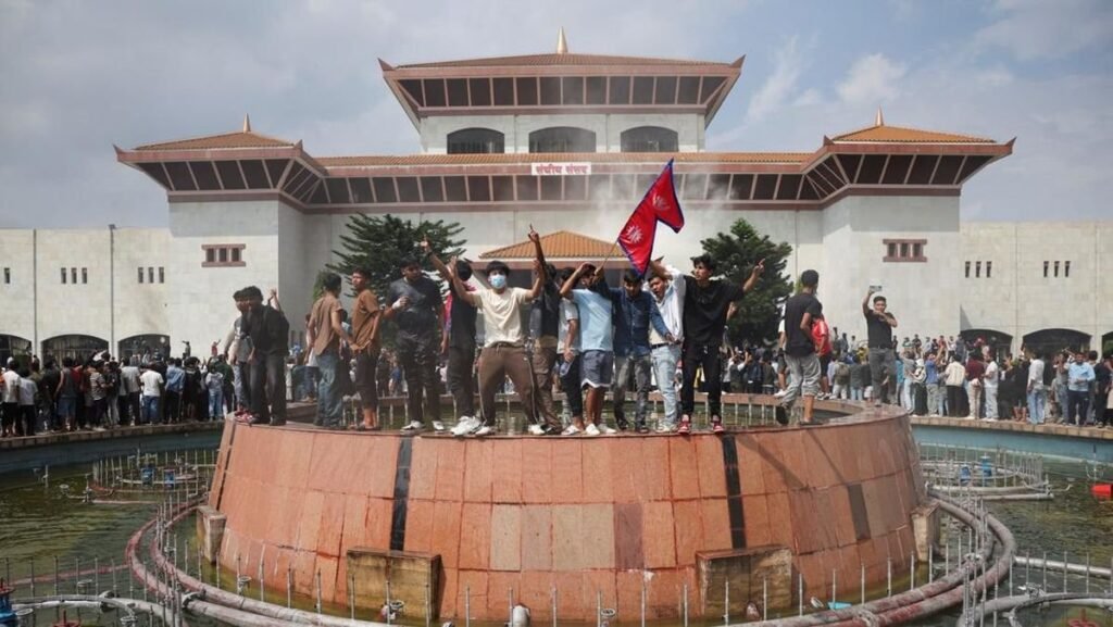 para-demonstran-merayakan-setelah-memasuki-kompleks-parlemen-selama-protes-terhadap-pembunuhan-19-orang-pada-hari-senin-setela-1757414570394_169