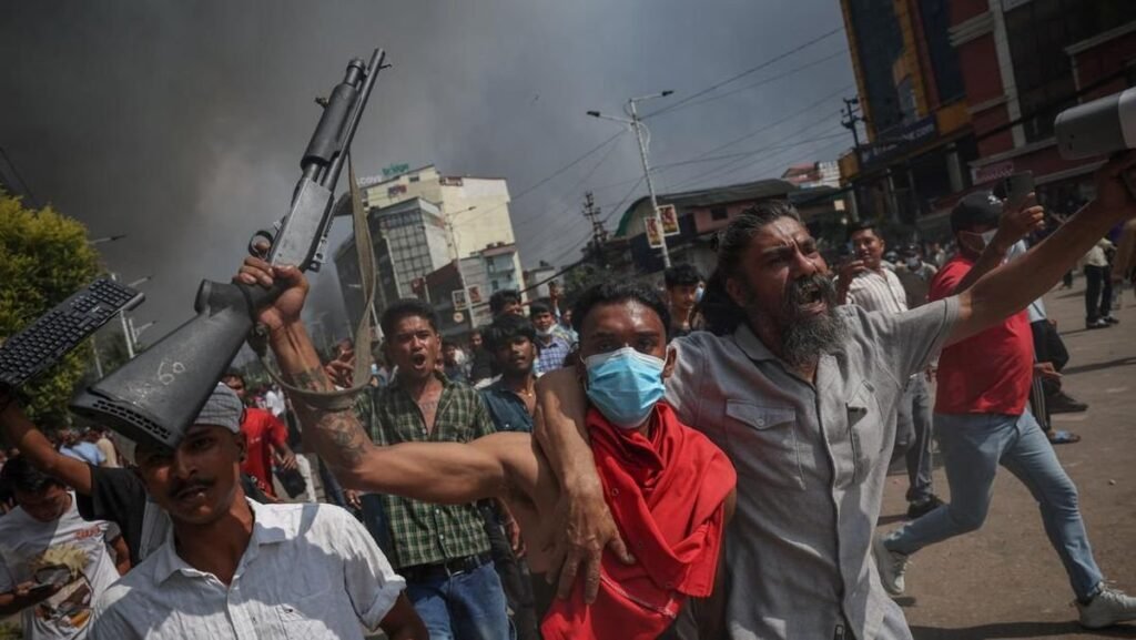 sejumlah-pendemo-di-nepal-berhasil-merampas-senjata-laras-panjang-milik-aparat-kepolisian-dan-militer-saat-demonstrasi-yang-be-1757507098578_169