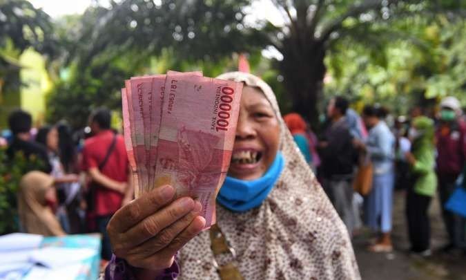 24232565335-pencairan_bansos_tahap_ketiga_bawa_harapan_baru_bagi_masyarakat