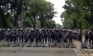 5f7ec5fb05ec5-polisi-amankan-demo-omnibus-law-di-jakarta_1265_711-750x450