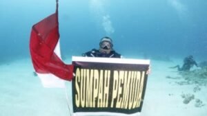 635ba69124ec3-memperingati-sumpah-pemuda-di-laut_375_211