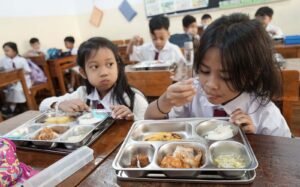 murid-mencicipi-hidangan-MBG-di-sekolah