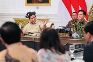 presiden-prabowo-subianto-saat-memimpin-rapat-terbatas-yang-xhwa