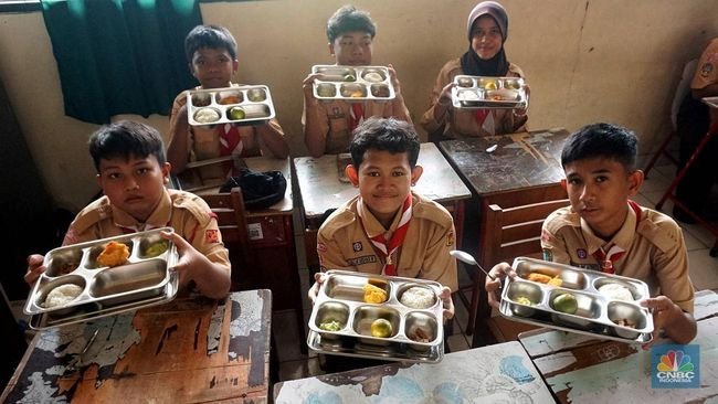 sejumlah-siswa-saat-mengikuti-pelaksanaan-program-makan-bergizi-gratis-mbg-di-sdn-jati-03-pagi-pulo-gadung-jakarta-timur-rabu-1746595202632_169
