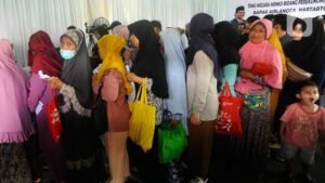 068398900_1704539701-20240106-Airlangga-Salurkan-BLT-El-Nino-Arbas-3