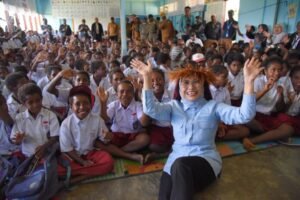 Ketua_Komisi_X_DPR_RI__Hetifah_Sjaifudian__saat_berinteraksi_dengan_para_siswa_dalam_kunjungan_kerja20251007161326-scaled-1-696x465