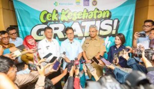 Menkes-Budi-Gunadi-Sadikin-bersama-Wagub-Erwan-Setiawan-dan-Walikota-Bandung-M-Farhan-usai-monitoring-program-Cek-Kesehatan-Gratis-CKG-di-SMPN-5-Kota-Bandung-3049267588
