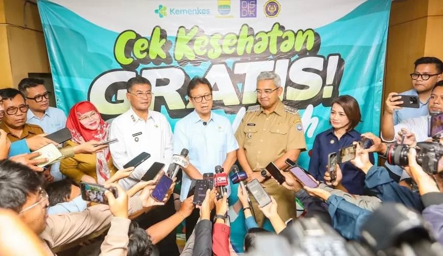 Menkes-Budi-Gunadi-Sadikin-bersama-Wagub-Erwan-Setiawan-dan-Walikota-Bandung-M-Farhan-usai-monitoring-program-Cek-Kesehatan-Gratis-CKG-di-SMPN-5-Kota-Bandung-3049267588