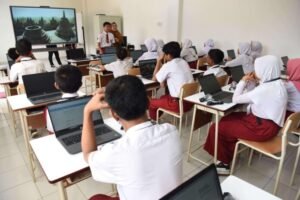 antarafoto-simulasi-sekolah-rakyat-di-srmp-6-jakarta-1752112375-696x464