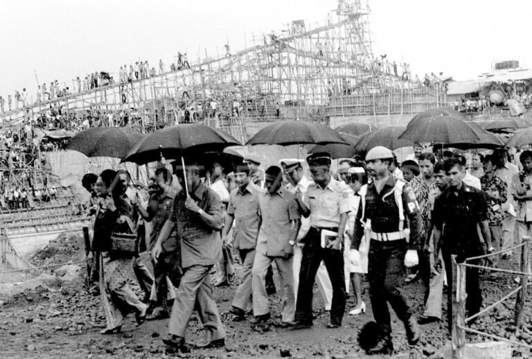 presiden-soeharto-tinjau-pembangunan-waduk-batujai-16c3u-dom-768x518