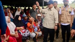 69352863715e3-presiden-prabowo-kunjungi-tenda-pengungsi-bencana-di-aceh_665_374