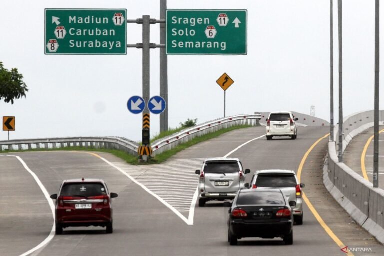 Arus-balik-di-tol-Ngawi-ramai-lancar-030425-abs-1-768x512