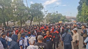 BURUH-TUNTUT-UMK-Ratusan-buruh-menggela