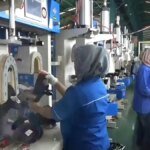 aktivitas-buruh-pabrik-sepatu-di-Ngawi-Jatim