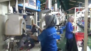aktivitas-buruh-pabrik-sepatu-di-Ngawi-Jatim