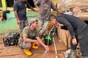 brimob-bangun-sumur-bor-aceh-tamiang