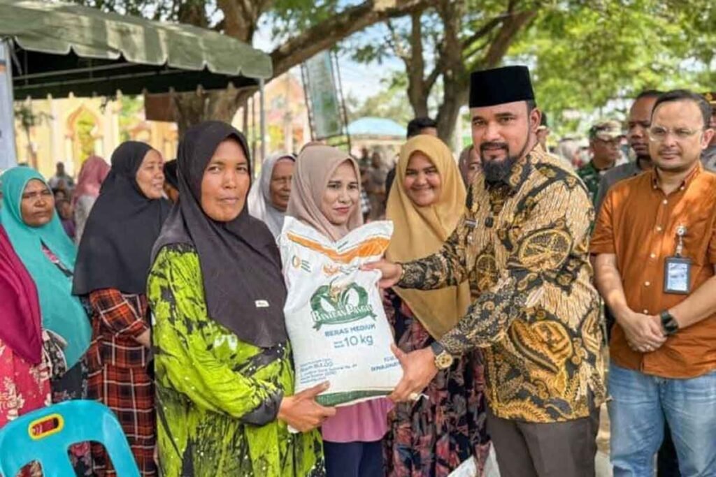 bupati-aceh-timur-serah-beras_1