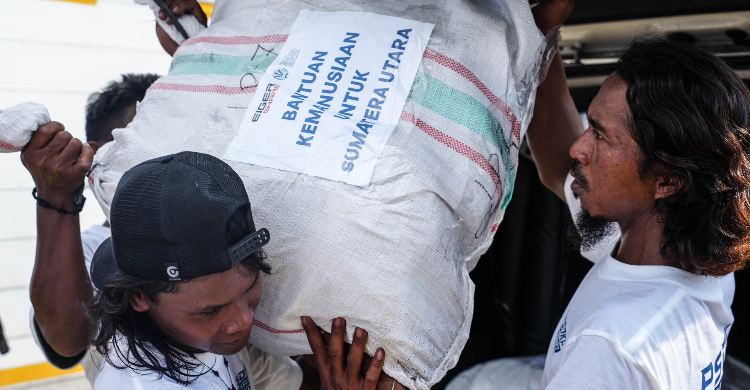 pulihkan-bencana-sumatera-eiger-adventure-kirim-5-ton-bantuan-pakaian-sembako_294359