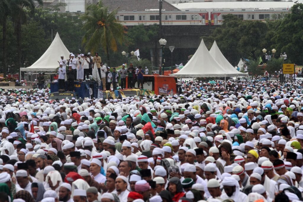 shalat-jumat-aksi-damai-212-di-monas_20161202_143434