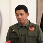 Kepala-BNPB-Letjen-TNI-Suharyanto-menjelaskan-langkah-penanganan-banjir-dan-longsor-di-Sumut-3702113909