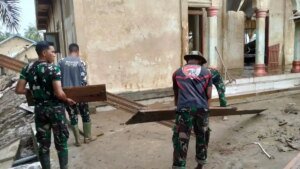 Pembersihan-Masjid-Kampung-Tanah-Merah-Pasca-Banjir-Aceh-Utara_20251215_093826