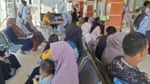 Puluhan-warga-antrian-mendapatkan-pelayanan-kesehatan-di-Puskesmas-Peusangan