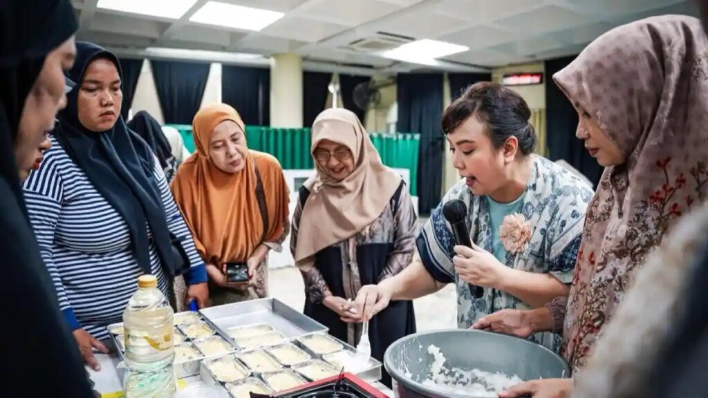 UMKM-Para-ibu-mengikuti-Workshop-Baking-Klappertaart-dan-Buko-Pandan