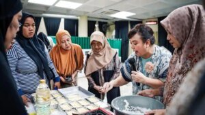 UMKM-Para-ibu-mengikuti-Workshop-Baking-Klappertaart-dan-Buko-Pandan