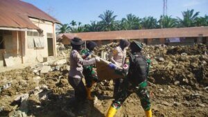 akpol-bantu-korban-bencana-aceh-tamiang-1