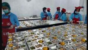 petugas-menyiapkan-menu-Makan-Bergizi-Gratis-MBG-di-dapur-SPPG-atau-Dapur-MBG