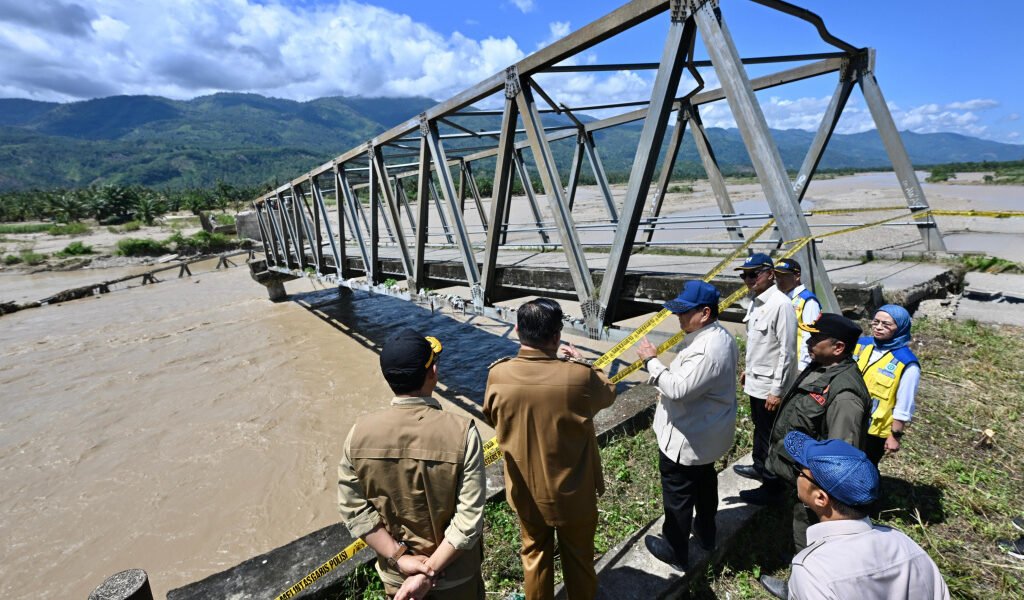 presiden-prabowo-kunjungi-para-korban-bencana-banjir-di-aceh-dan-sumatera2-01122025-161722-1024x600