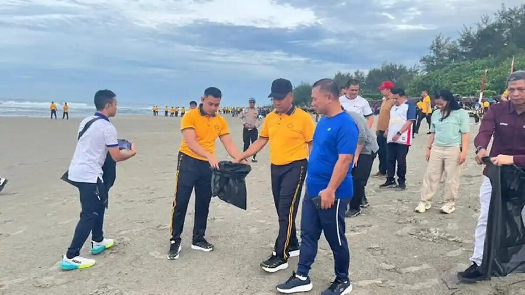 Kapolda-bersama-Danrem-Bengkulu-saat-membersihkan-pantai-panjang