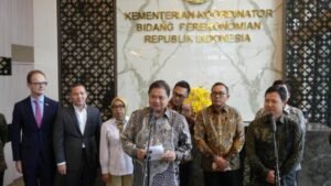 Menteri-Koordinator-Bidang-Perekonomian-Airlangga-Hartarto-transisi-ekonomi-hijau-696x392
