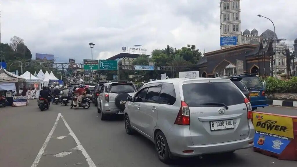Suasana-lalu-lintas-di-Simpang-Gadog-Jalan-Raya-Puncak-Bogor-pada-Jumat-3052025