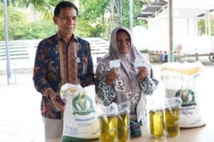jelang-ramadhan-pemerintah-salurkan-bantuan-beras-dan-minyak-goreng-untuk-33-2-juta-keluarga-6991b7873bbb4