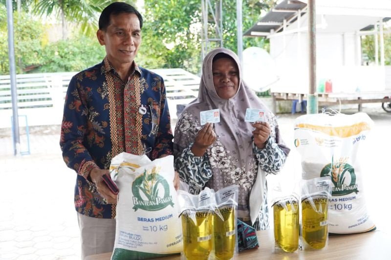 jelang-ramadhan-pemerintah-salurkan-bantuan-beras-dan-minyak-goreng-untuk-33-2-juta-keluarga-6991b7873bbb4