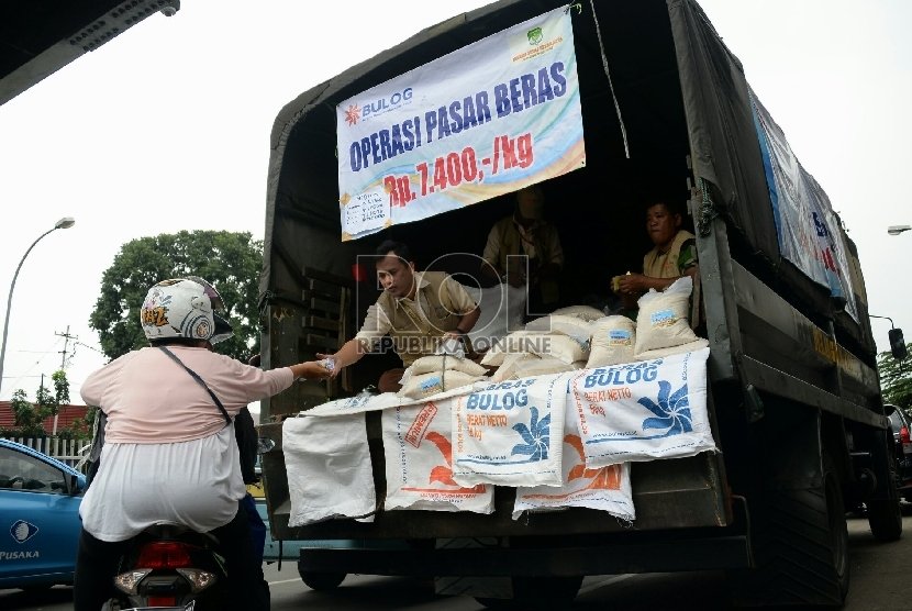 operasi-beras-yang-digelar-bulog-untuk-meredam-kenaikan-harga-beras-_150222121920-319