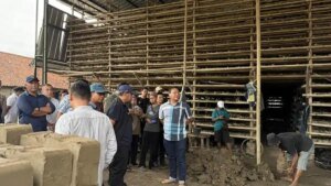 Bupati-Majalengka-Eman-Suherman-mengunjungi-sentra-produksi-genteng