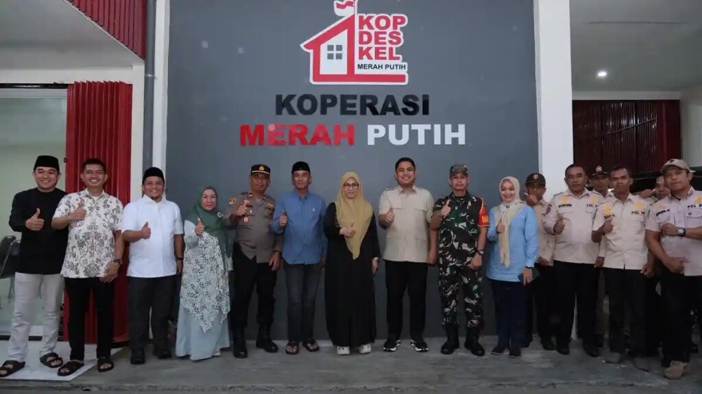 Dzulfikar-Ahmad-Tawalla-foto-bersama-Siti-Husniah-Talenrang-1-2122026