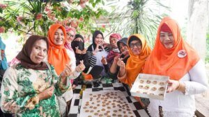 PELATIHAN-UMKM-Para-ibu-mengikuti-pelatihan-Aneka-Produk-Lokal